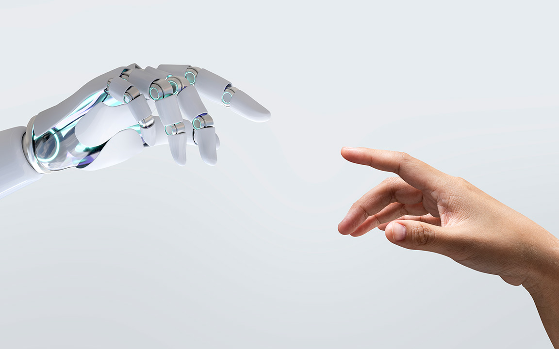 Persona usando soluciones digitales de ciberseguridad